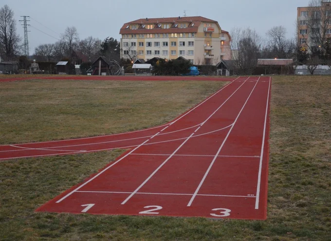 Na tartanovou dráhu nepatří inline brusle, kola či koloběžky