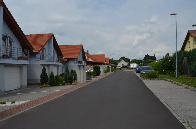 Již zabydlená ulice: Vhodně zvolená zeleň pomůže skrýt přípojky.