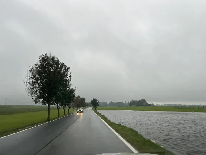 Tudy má vést cyklostezka. Na jaře nebo po větším dešti tu vzniká velká laguna, jejíž hráz tvoří silnice na Velešín-Nádraží. Pokud stezka povede tudy, bude potřeba pod stezkou i silnicí vybudovat propustek pro odvod srážek. Stezka samozřejmě přes jezero nepovede.