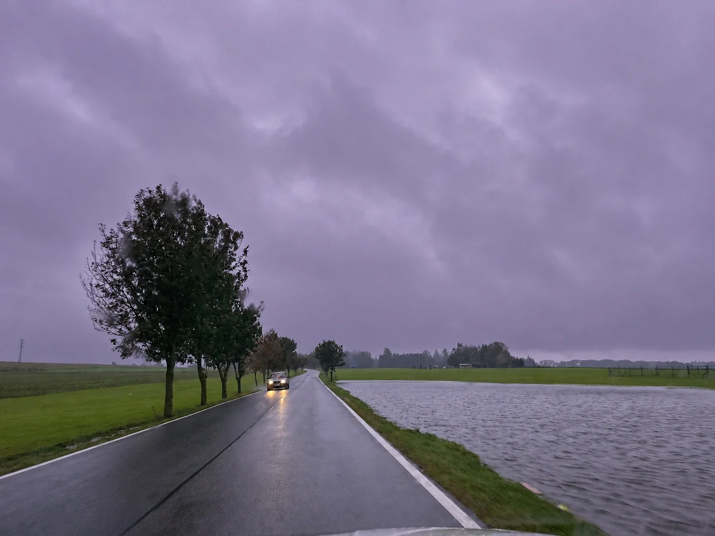 Tudy má vést cyklostezka. Na jaře nebo po větším dešti tu vzniká velká laguna, jejíž hráz tvoří silnice na Velešín-Nádraží. Pokud stezka povede tudy, bude potřeba pod stezkou i silnicí vybudovat propustek pro odvod srážek. Stezka samozřejmě přes jezero nepovede.