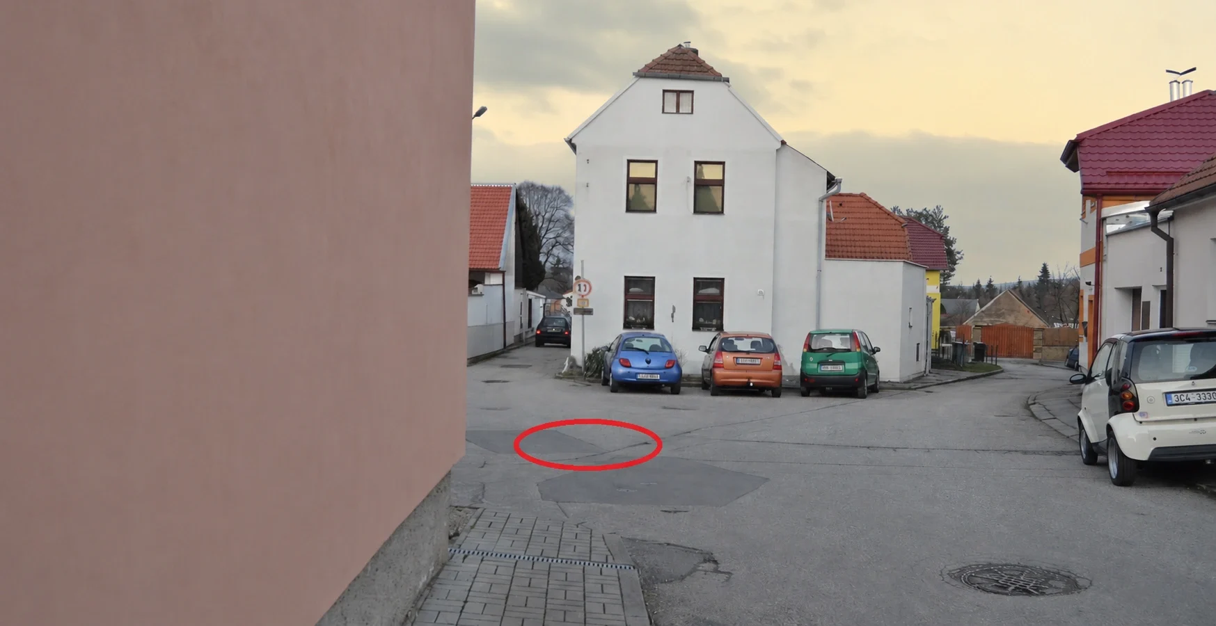 Ilustrační fotografie – světle žlutá obloha